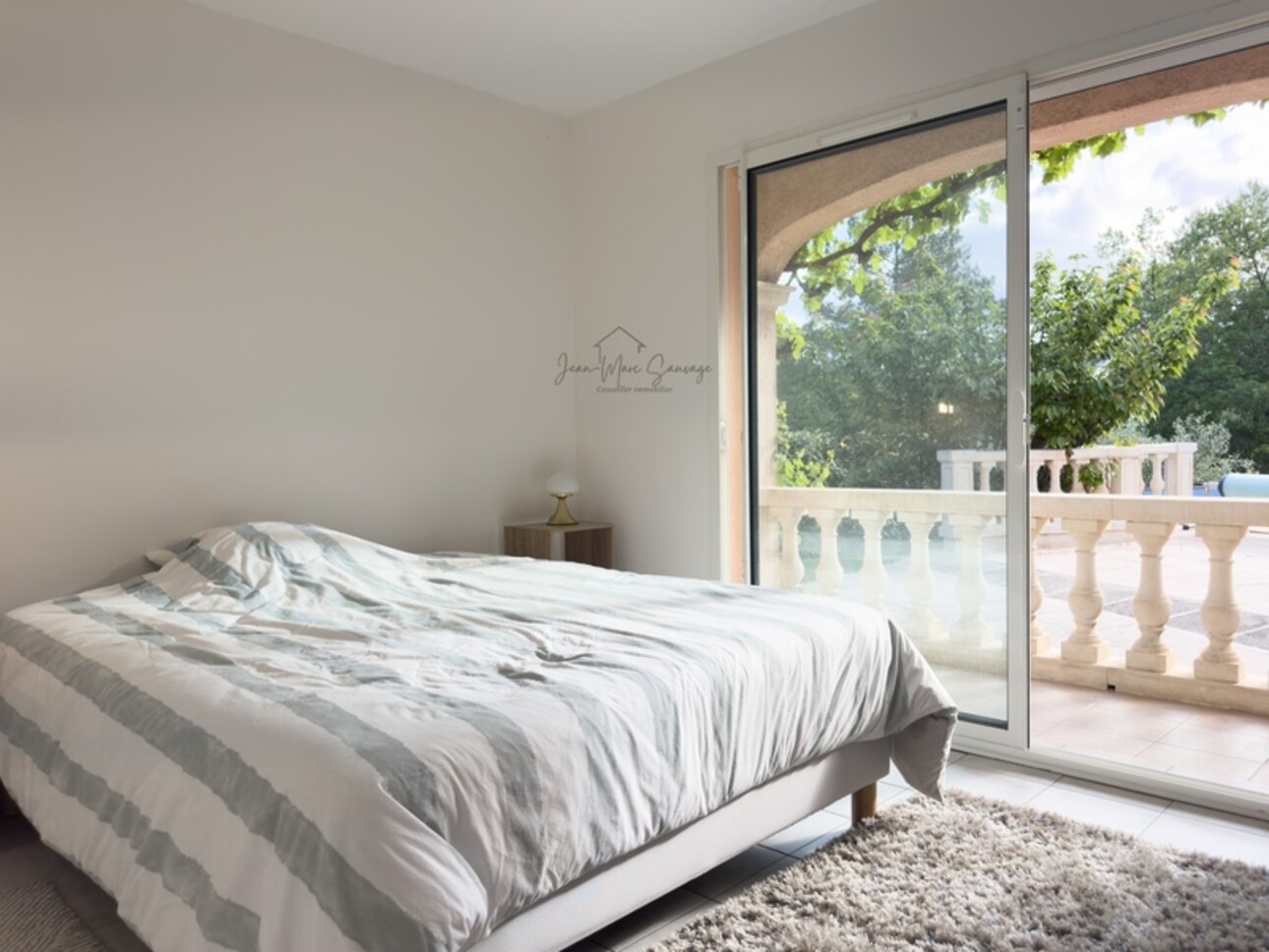 Photos 16 - Prestige - Bagnols-en-Forêt – villa 134 m² avec piscine à débordement et terrain de 2100 m²
