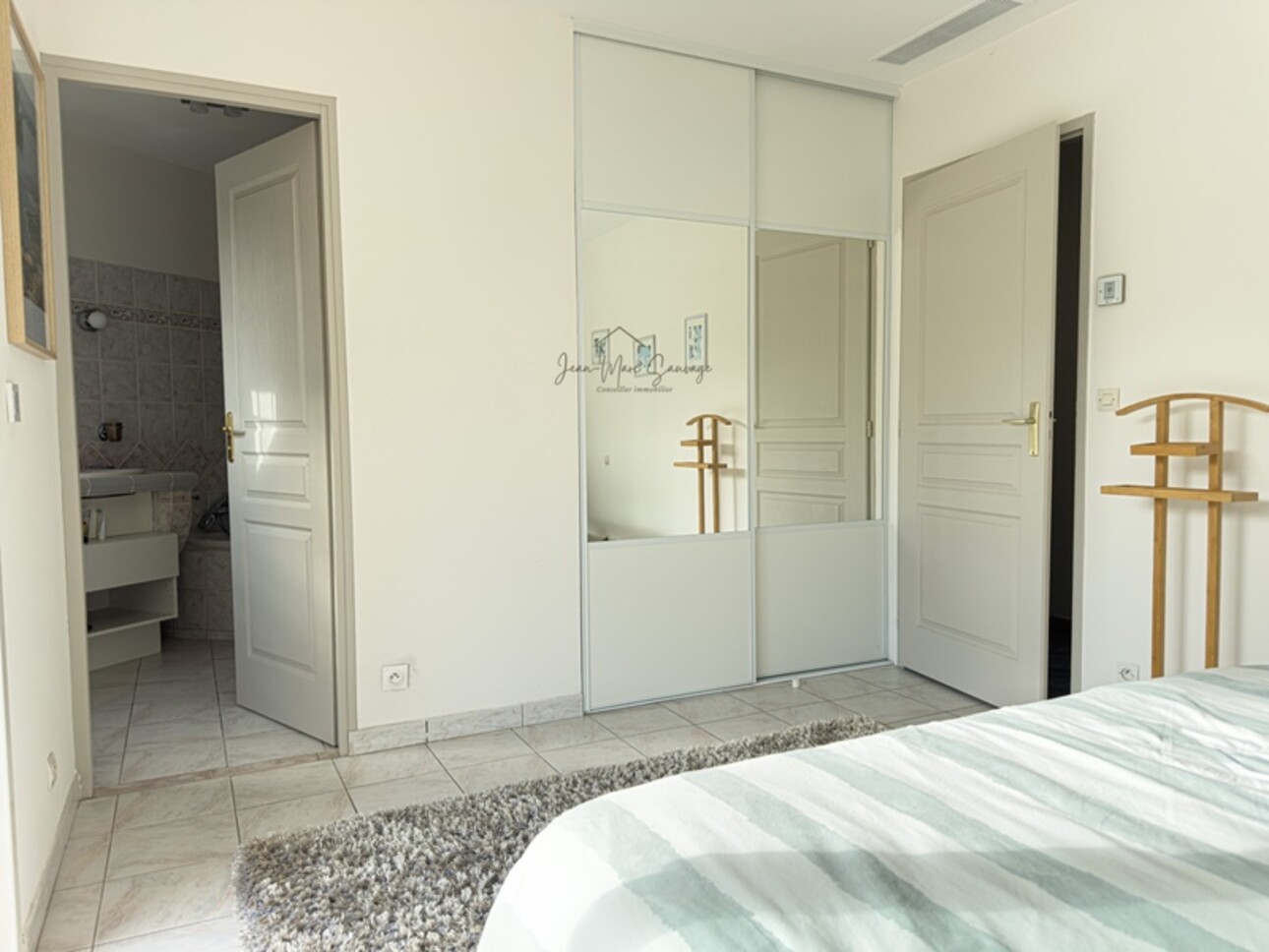 Photos 17 - Prestige - Bagnols-en-Forêt – villa 134 m² avec piscine à débordement et terrain de 2100 m²
