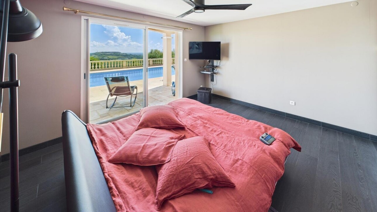 Photos 4 - Prestigious - Property