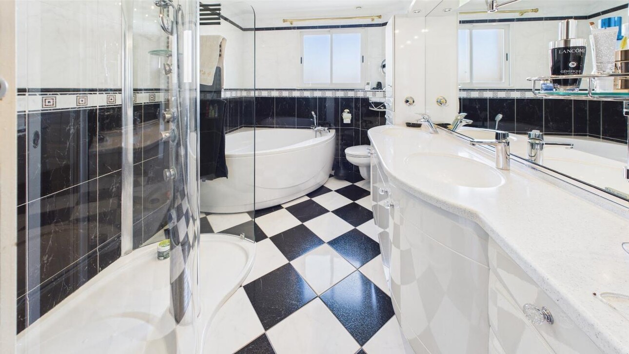 Photos 9 - Prestigious - Property