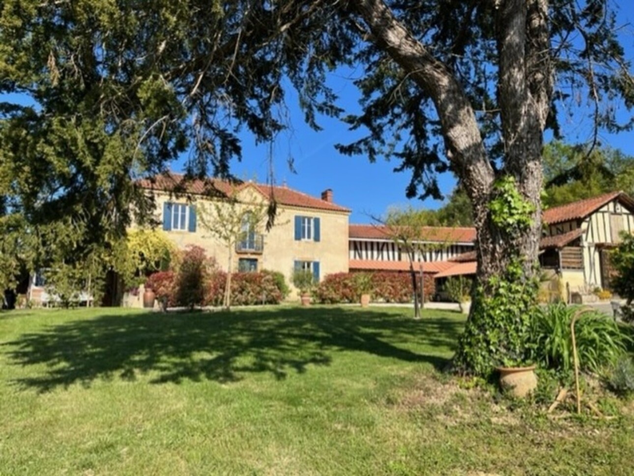 Photos 5 - Prestige - Dpt GERS(32), AU CALME et VUE PYRENEES, ELEGANTE PROPRIETE GASCONNE 3Ha, réstautation de qualité, économique, écologique, Beaux volumes + dépendances en bon etat, pigeonnier, sur 3.2ha de terrain en