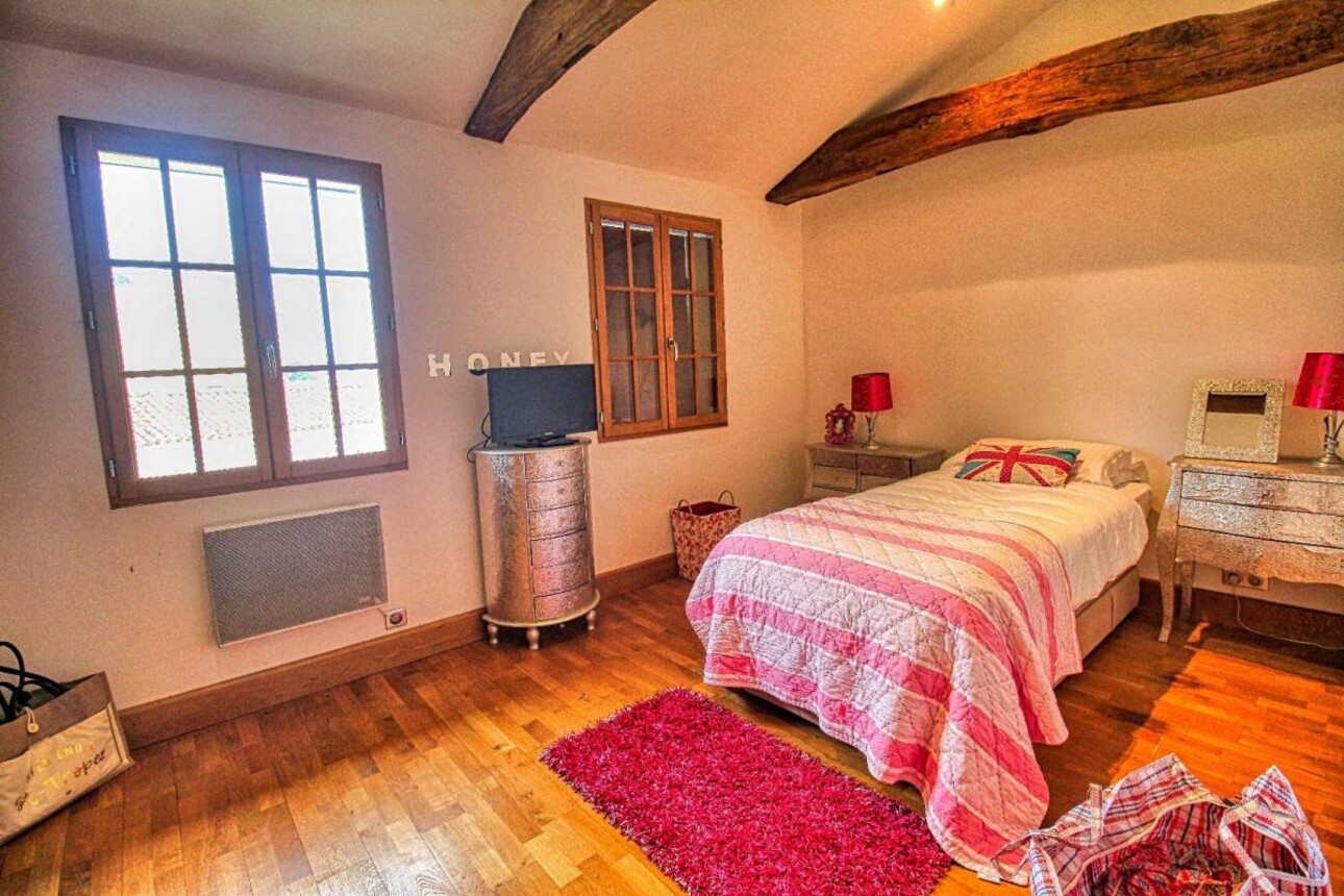 Photos 19 - Tourist - House