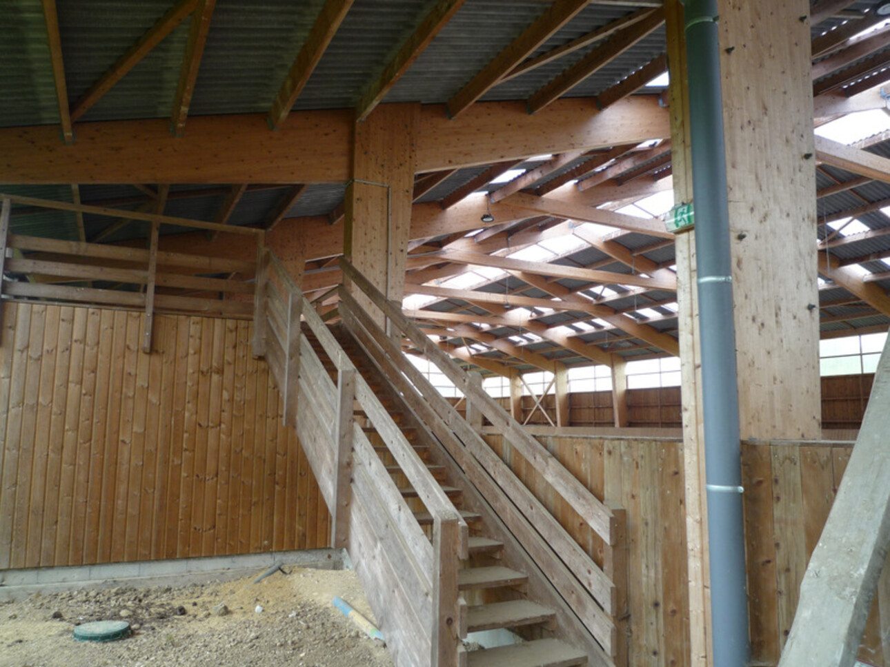Photos 2 - Équestre - FERE EN TARDENOIS, à vendre grand bâtiment en lamellé colé  de 1800 m2 (60X30) sur un terrain de 2855 m2