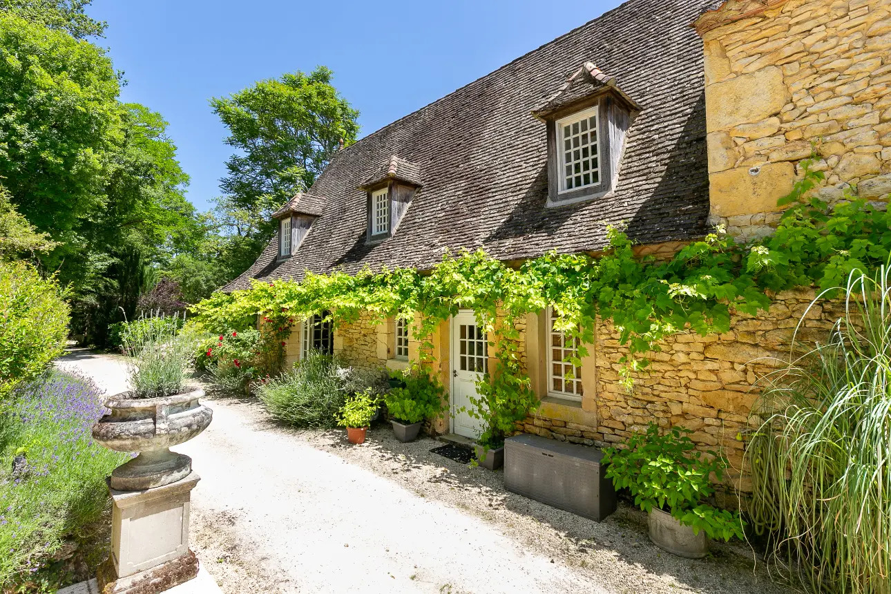 Photos 4 - Prestige - Authentique chartreuse du XVIII ème siècle avec ses 3 gîtes, sa piscine sur 10 ha environ