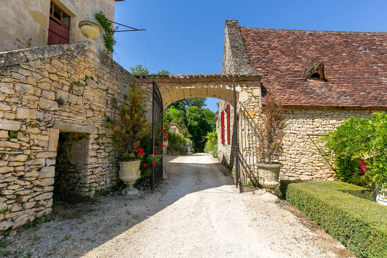 Photos 6 - Prestige - Authentique chartreuse du XVIII ème siècle avec ses 3 gîtes, sa piscine sur 10 ha environ