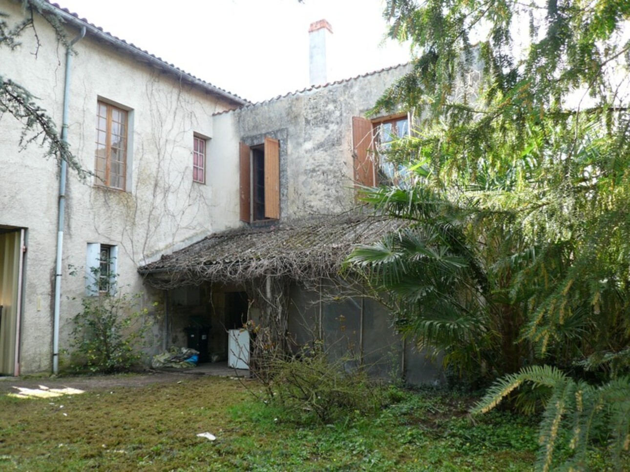 Photos 5 - Touristique -  BURIE (17) A Vendre CORPS de FERME et Ses Nombreuses Dépendances 