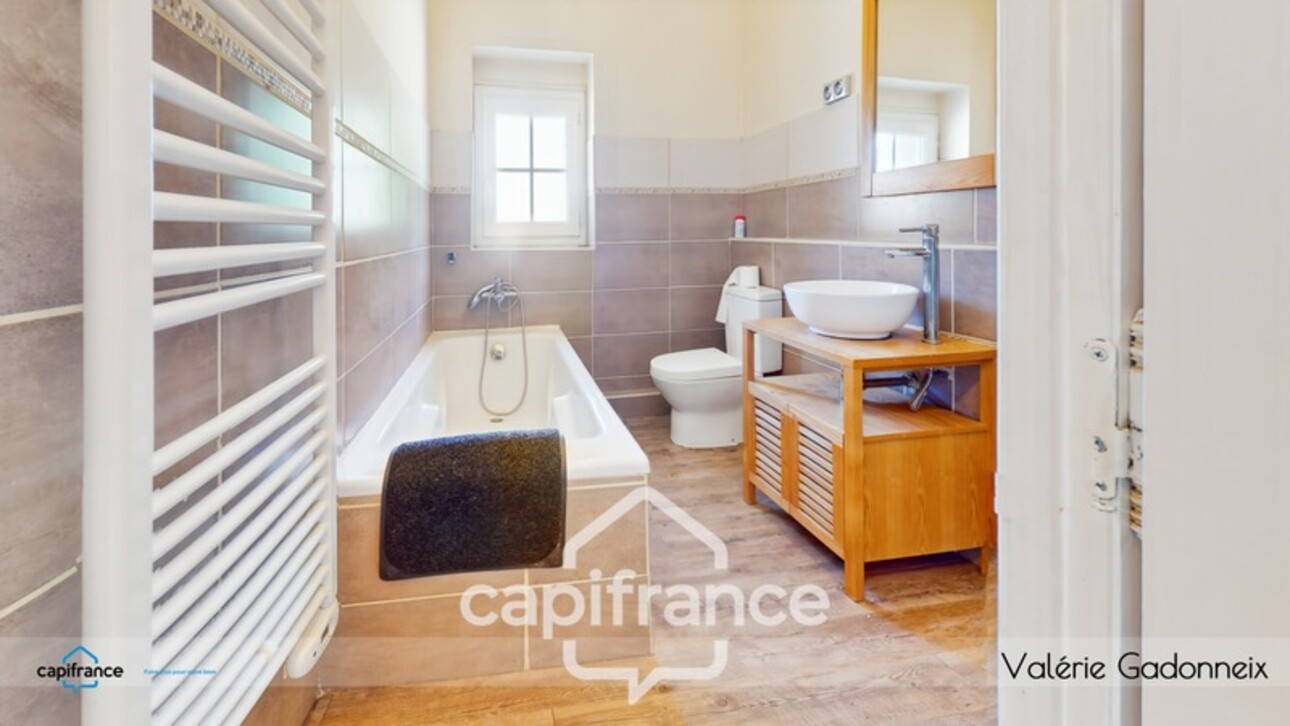 Photos 12 - Prestige - Gensac-La-Pallue, à vendre, Maison de Maître, en pierre, 6 chambres, piscine, grange de 118 m2, le tout sur une parcelle cadastrée de 1314 m2