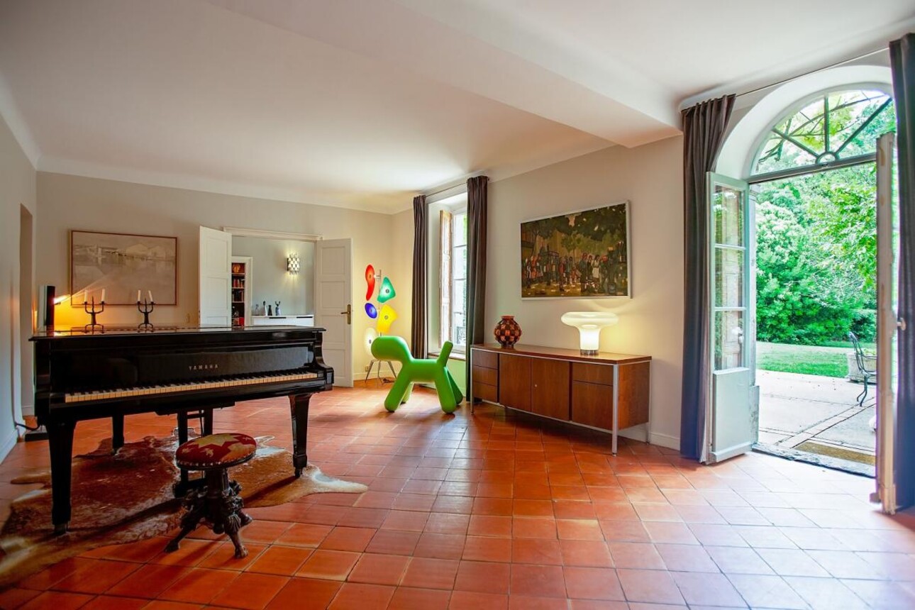 Photos 4 - Prestigious - Property