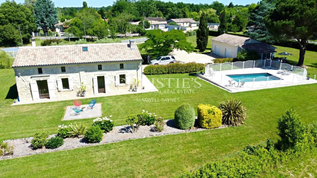 Photos 1 - Prestige - Charmante maison en moellon de 200 m² avec double garage, cuisine d’été avec avancée de toit et un grand parc clôturé de 5000 m²