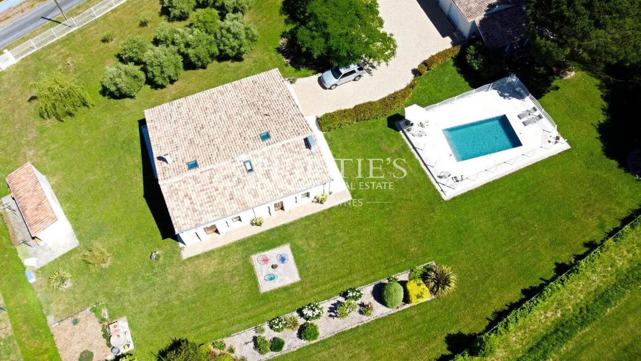 Photos 2 - Prestige - Charmante maison en moellon de 200 m² avec double garage, cuisine d’été avec avancée de toit et un grand parc clôturé de 5000 m²