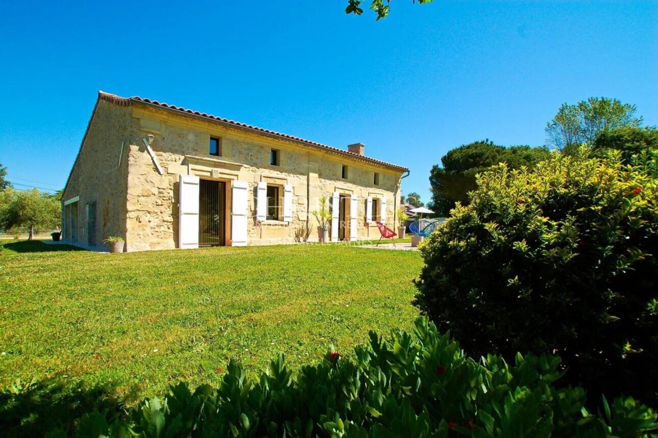 Photos 3 - Prestige - Charmante maison en moellon de 200 m² avec double garage, cuisine d’été avec avancée de toit et un grand parc clôturé de 5000 m²