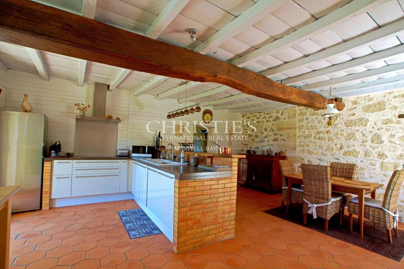 Photos 4 - Prestige - Charmante maison en moellon de 200 m² avec double garage, cuisine d’été avec avancée de toit et un grand parc clôturé de 5000 m²