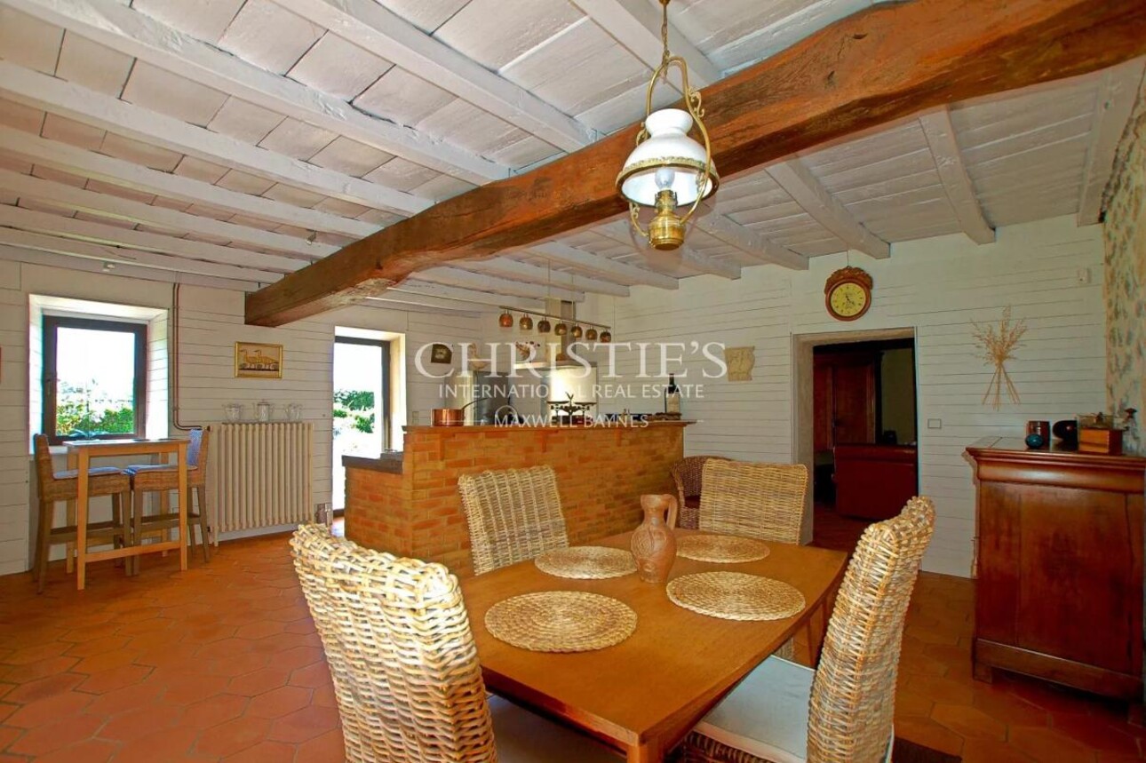 Photos 5 - Prestige - Charmante maison en moellon de 200 m² avec double garage, cuisine d’été avec avancée de toit et un grand parc clôturé de 5000 m²