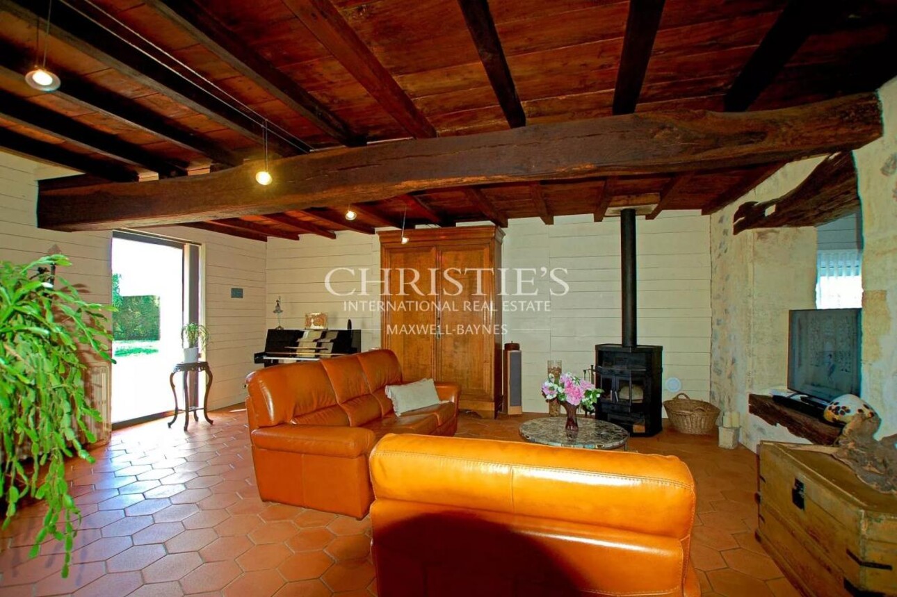 Photos 6 - Prestige - Charmante maison en moellon de 200 m² avec double garage, cuisine d’été avec avancée de toit et un grand parc clôturé de 5000 m²