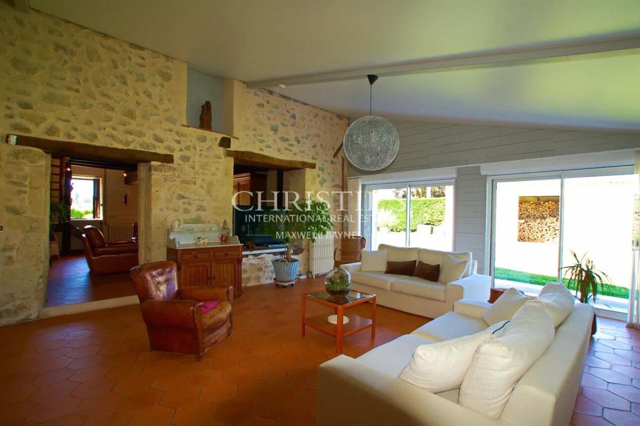 Photos 7 - Prestige - Charmante maison en moellon de 200 m² avec double garage, cuisine d’été avec avancée de toit et un grand parc clôturé de 5000 m²