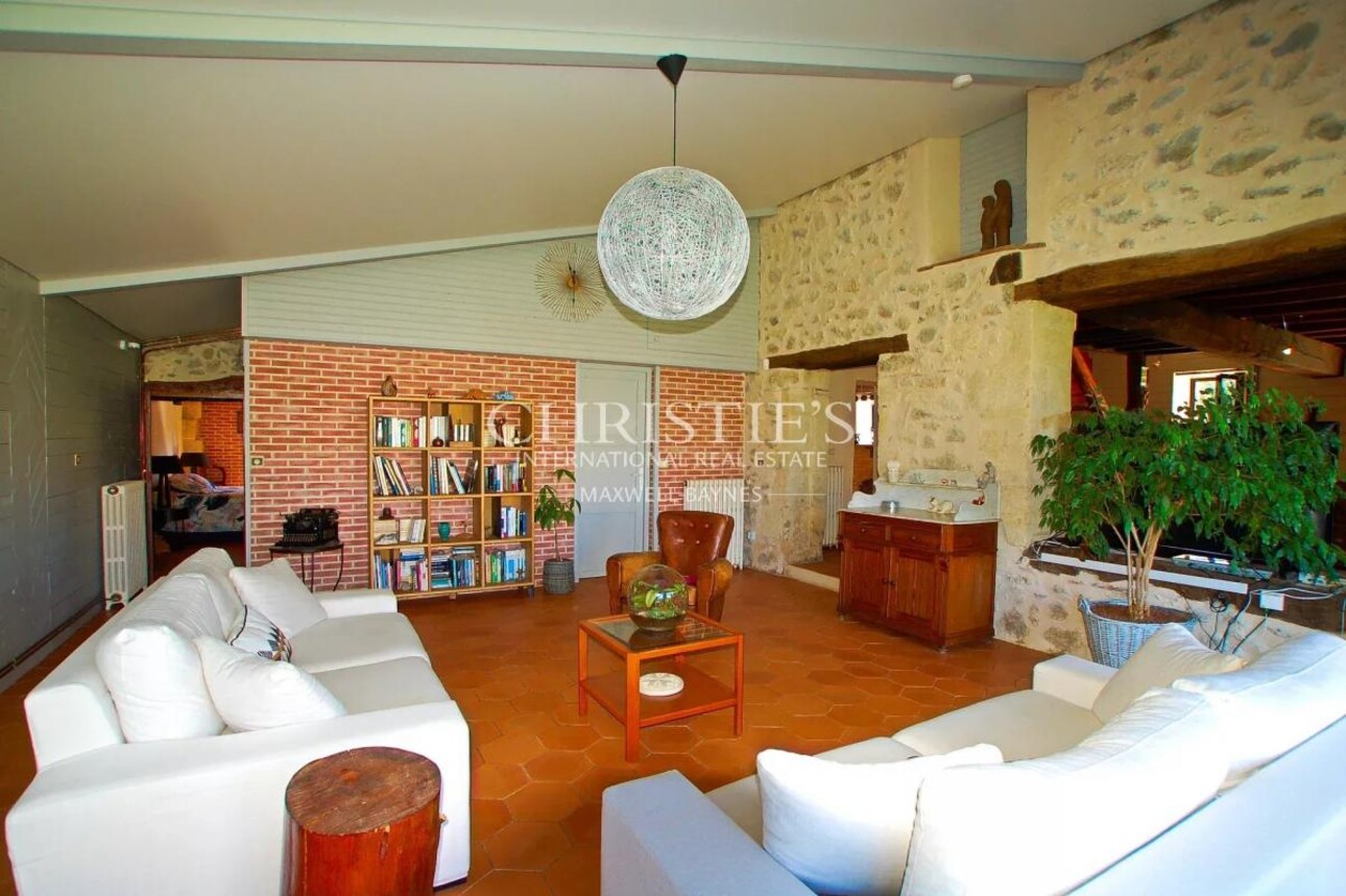 Photos 8 - Prestige - Charmante maison en moellon de 200 m² avec double garage, cuisine d’été avec avancée de toit et un grand parc clôturé de 5000 m²