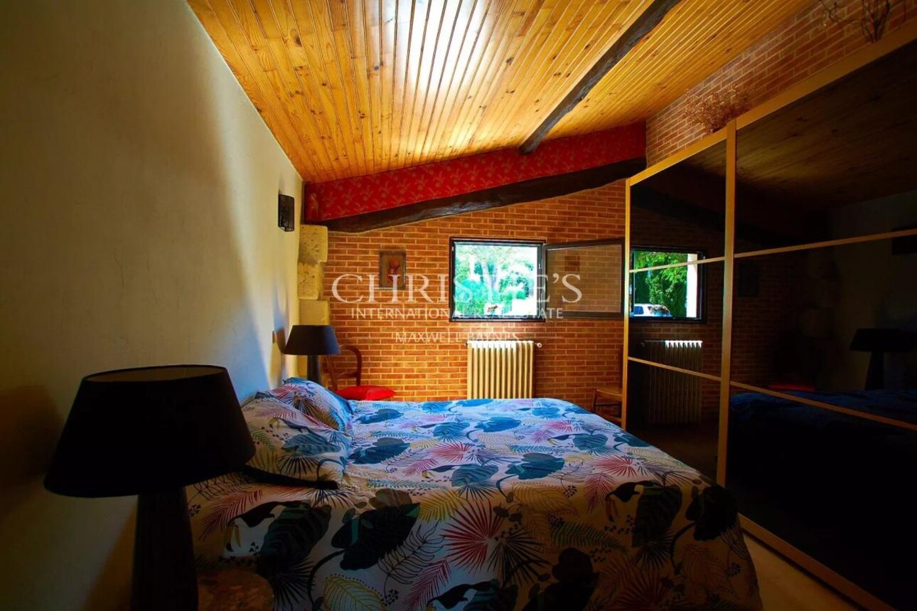 Photos 9 - Prestige - Charmante maison en moellon de 200 m² avec double garage, cuisine d’été avec avancée de toit et un grand parc clôturé de 5000 m²