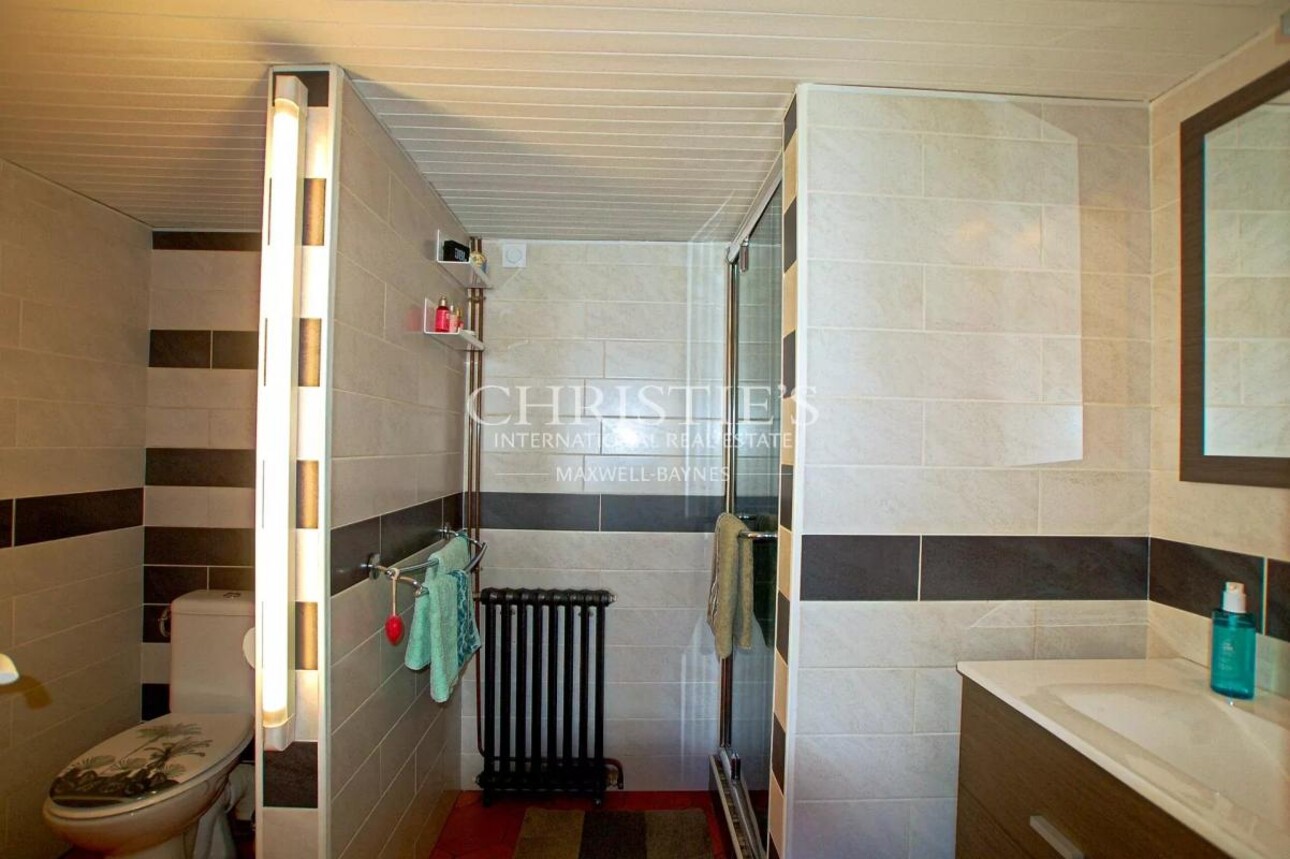Photos 10 - Prestige - Charmante maison en moellon de 200 m² avec double garage, cuisine d’été avec avancée de toit et un grand parc clôturé de 5000 m²