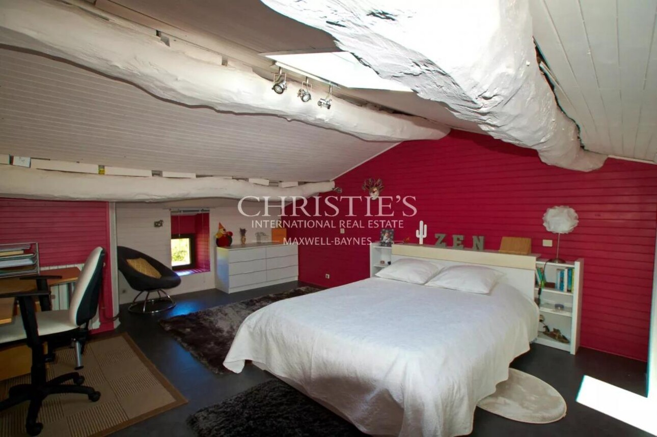 Photos 11 - Prestige - Charmante maison en moellon de 200 m² avec double garage, cuisine d’été avec avancée de toit et un grand parc clôturé de 5000 m²