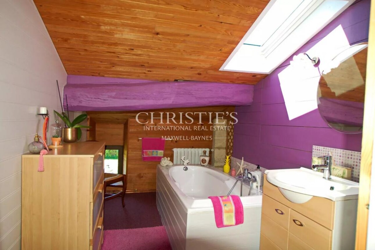 Photos 12 - Prestige - Charmante maison en moellon de 200 m² avec double garage, cuisine d’été avec avancée de toit et un grand parc clôturé de 5000 m²