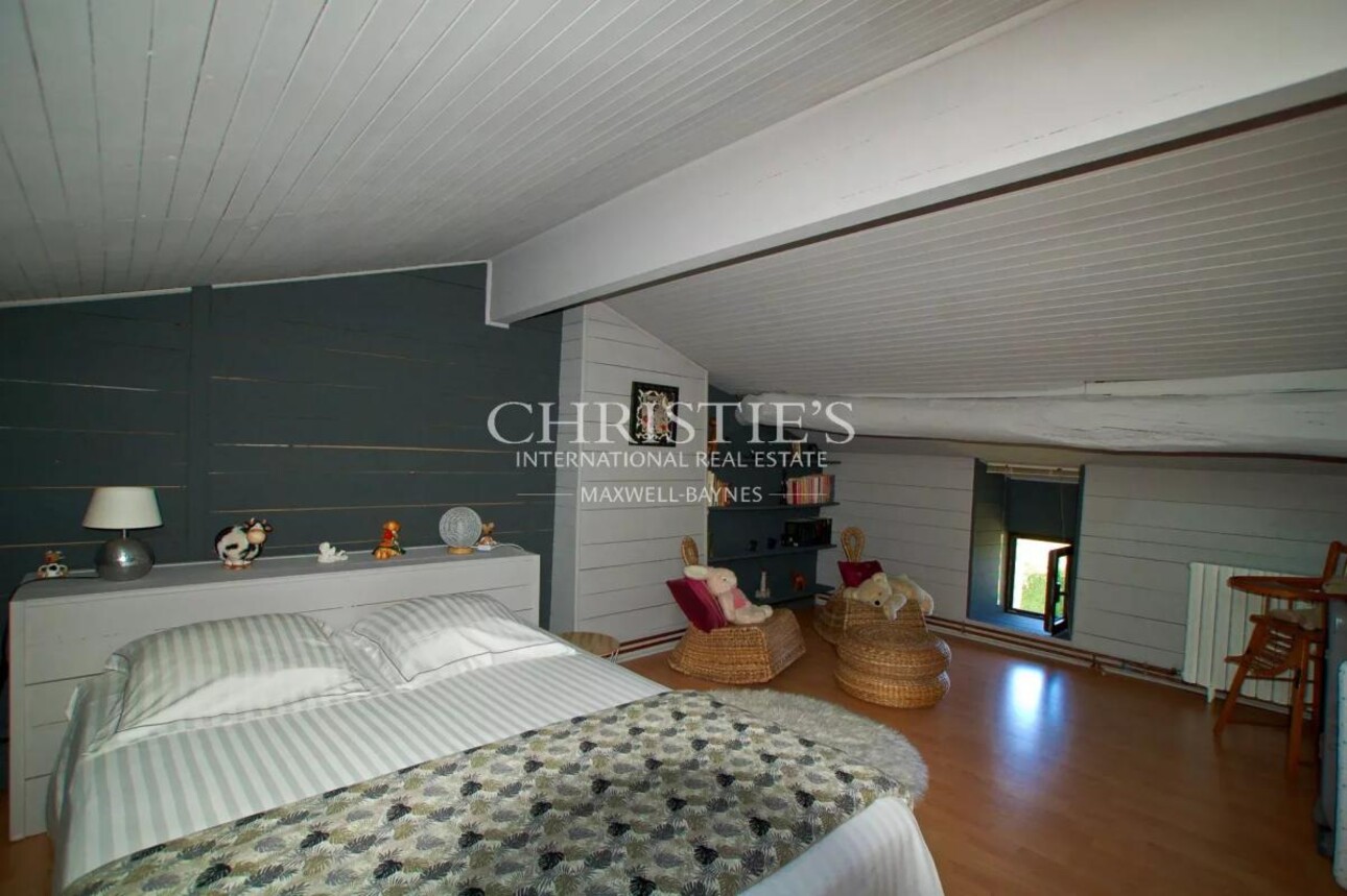 Photos 13 - Prestige - Charmante maison en moellon de 200 m² avec double garage, cuisine d’été avec avancée de toit et un grand parc clôturé de 5000 m²