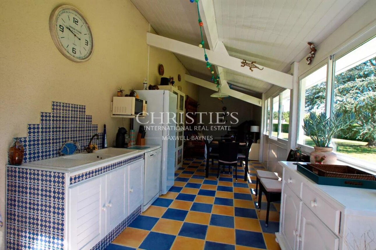 Photos 16 - Prestige - Charmante maison en moellon de 200 m² avec double garage, cuisine d’été avec avancée de toit et un grand parc clôturé de 5000 m²
