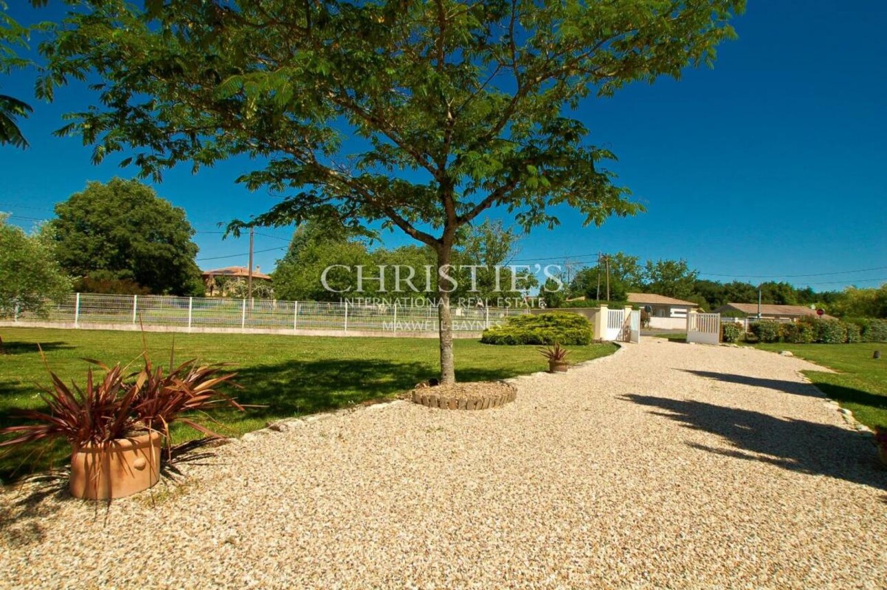 Photos 18 - Prestige - Charmante maison en moellon de 200 m² avec double garage, cuisine d’été avec avancée de toit et un grand parc clôturé de 5000 m²
