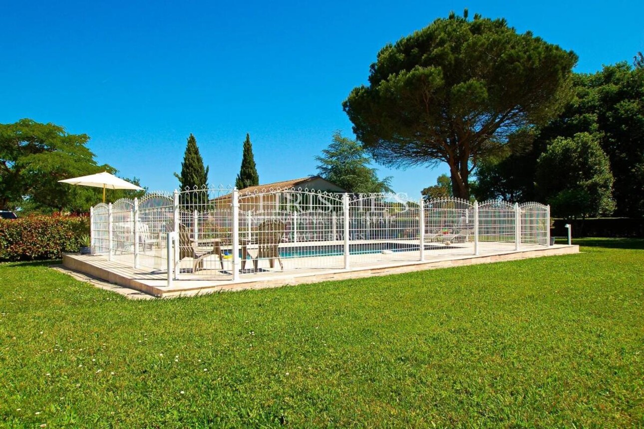Photos 22 - Prestige - Charmante maison en moellon de 200 m² avec double garage, cuisine d’été avec avancée de toit et un grand parc clôturé de 5000 m²
