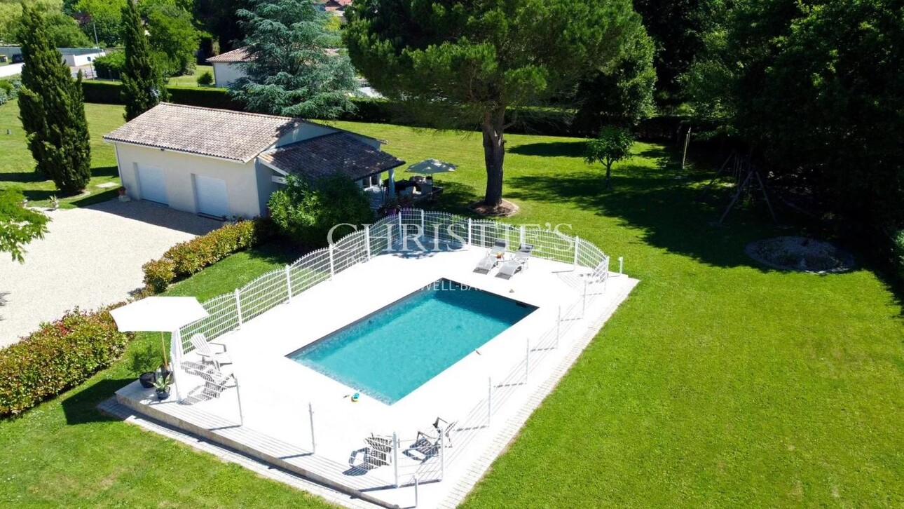 Photos 23 - Prestige - Charmante maison en moellon de 200 m² avec double garage, cuisine d’été avec avancée de toit et un grand parc clôturé de 5000 m²