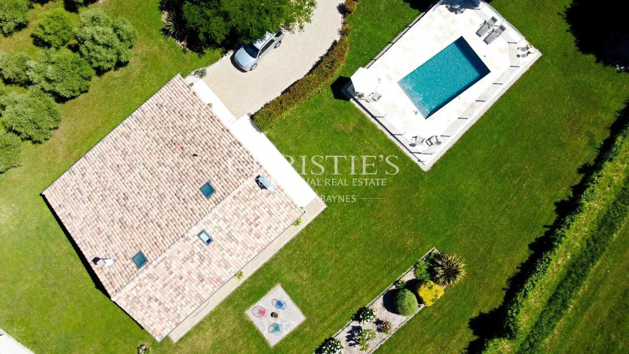 Photos 24 - Prestige - Charmante maison en moellon de 200 m² avec double garage, cuisine d’été avec avancée de toit et un grand parc clôturé de 5000 m²
