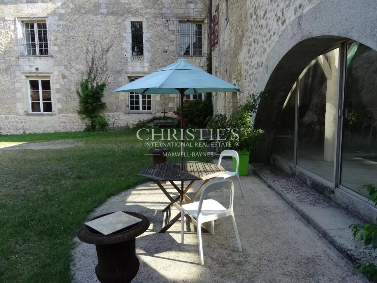 Photos 4 - Prestige - Historique château du 16ème siècle d'environ 750 m² - A 8 km de Bordeaux centre