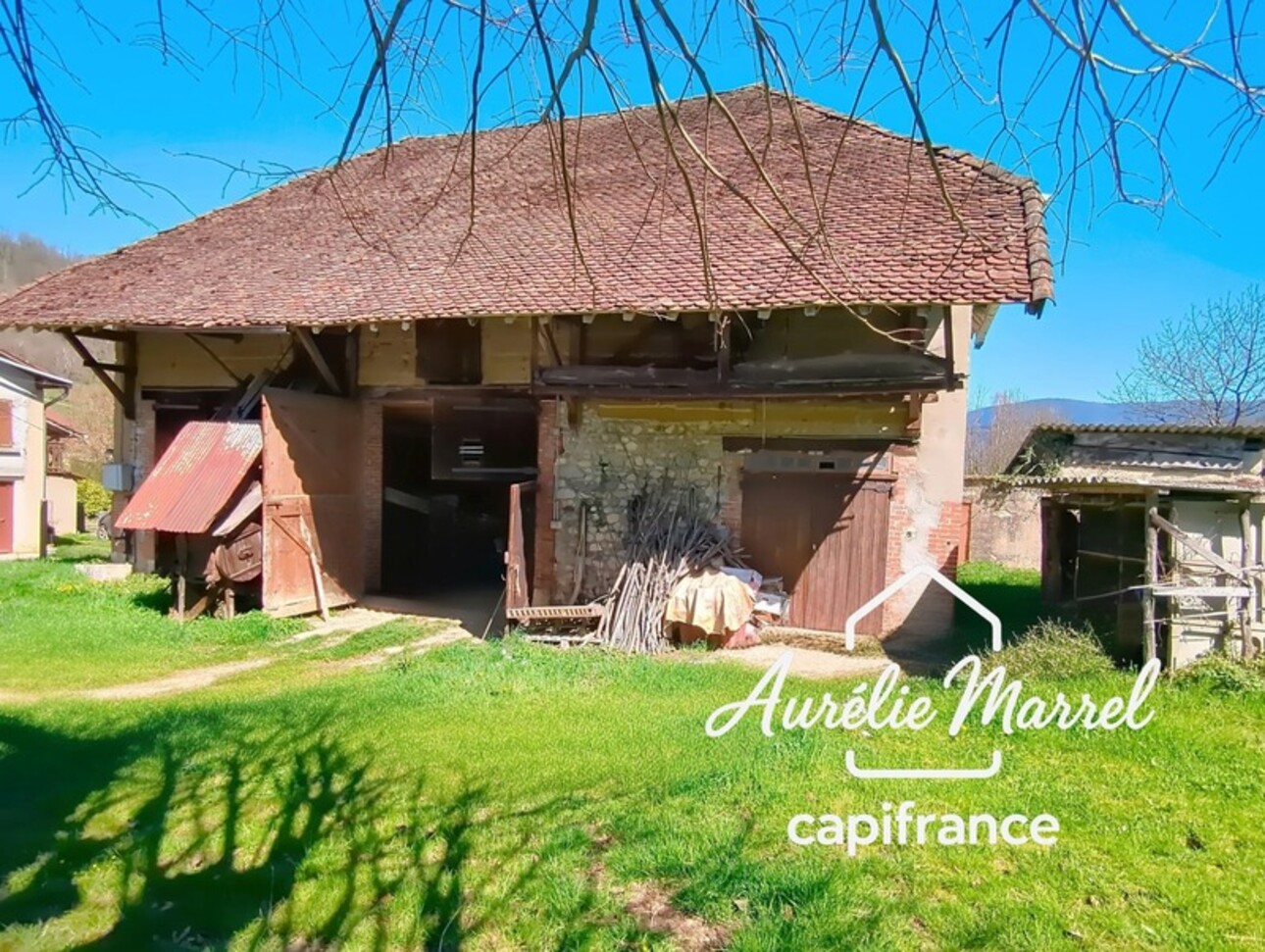 Photos 1 - Touristique - Grange 2 pièces, 100 M²au sol, à réhabiliter sur un grand terrain, proche Chartreuse et Voiron, à vendre à SAINT BUEIL (38)