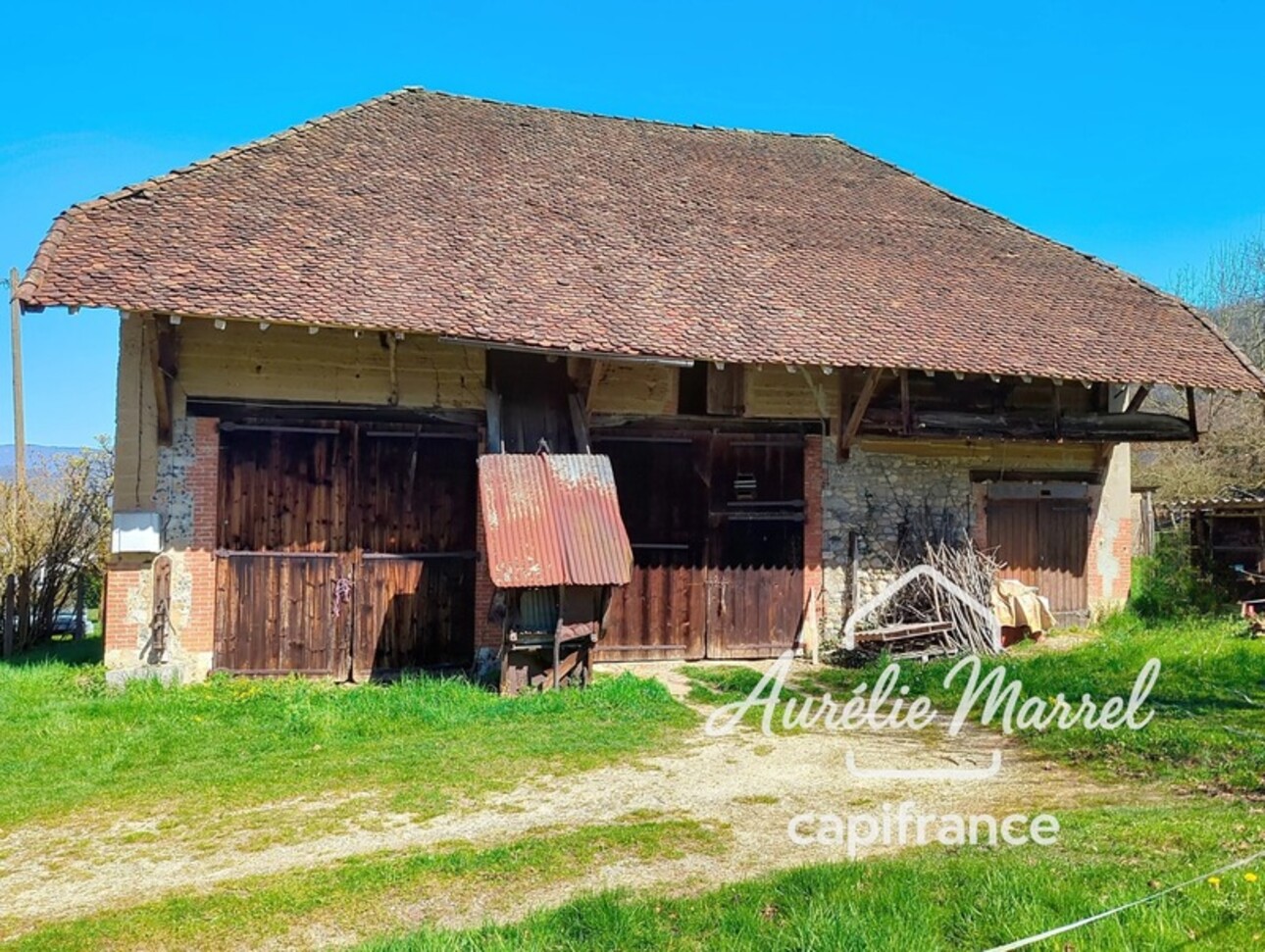 Photos 2 - Touristique - Grange 2 pièces, 100 M²au sol, à réhabiliter sur un grand terrain, proche Chartreuse et Voiron, à vendre à SAINT BUEIL (38)